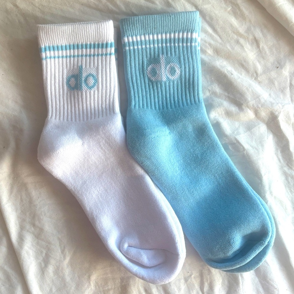2 pack Alo yoga unisex throwback half crew socks white and blue